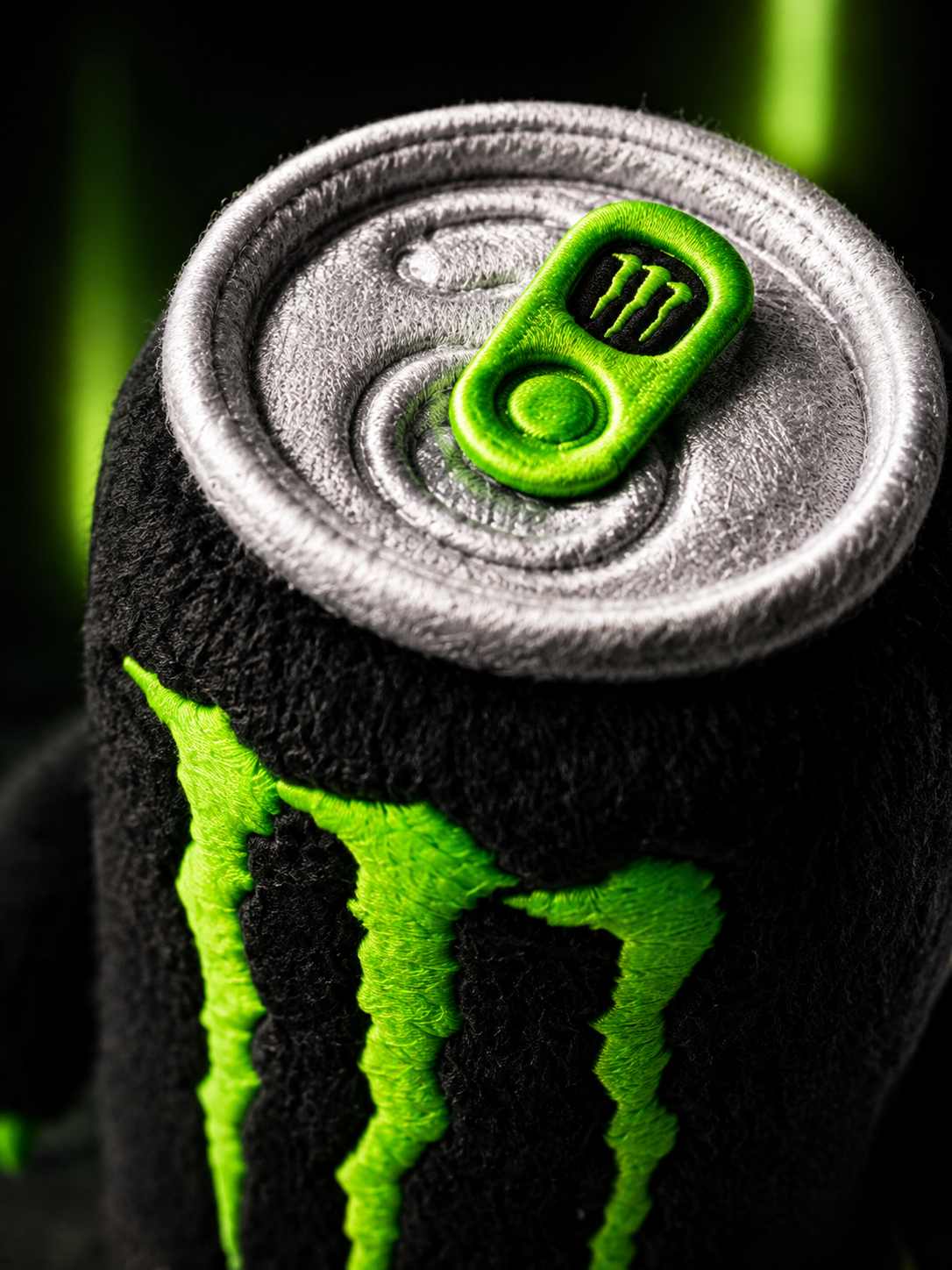 Detalhe do lacre e da tampa bordados da pelúcia Monster Energy